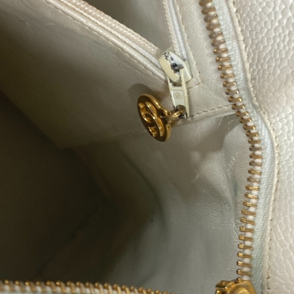 CHANEL White Caviar Leather Logo Shoulder Bag - Picture 16 of 16